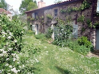 Le bâtiment a le charme de l'ancien. Deux gîtes sont accolés : Kierkegaard et Sabotier