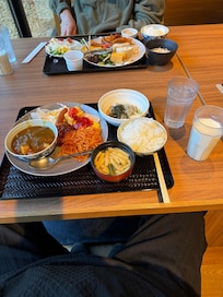 朝食バイキング!!色々なおかずありました。
う〜むすごい美味しいものもすごいまずい物もなく、、、