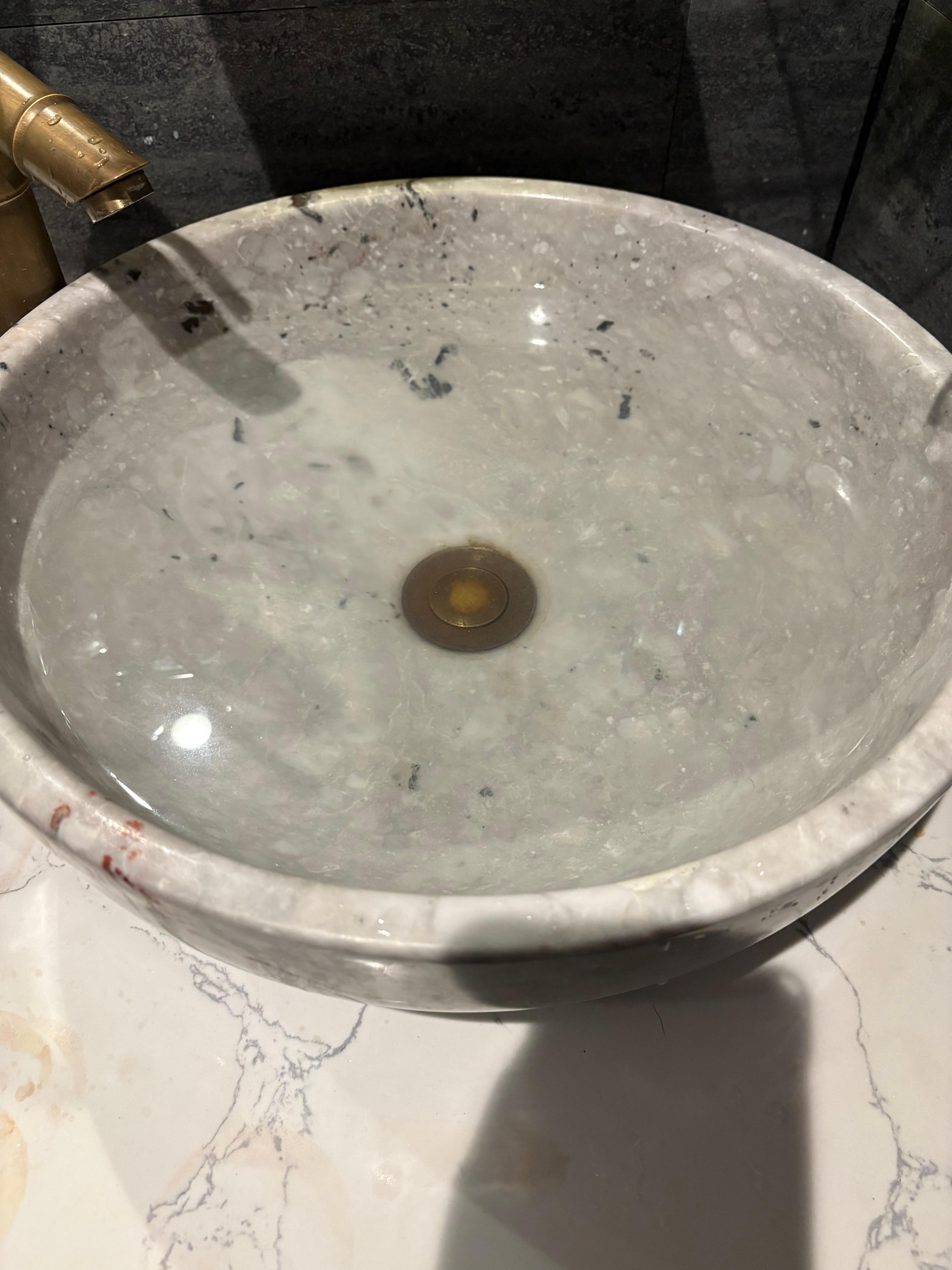 洗面所のシンクが詰まって焦ったら、真ん中の栓を引き上げるのではなく押すだけでした！汗