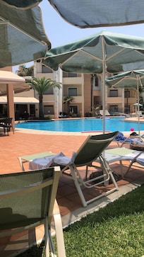 Pool set fra en solstol om dagen