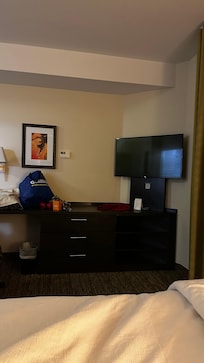 Great tv and work area