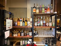 数十種のお酒飲みセルフ放題。日本酒もあります。