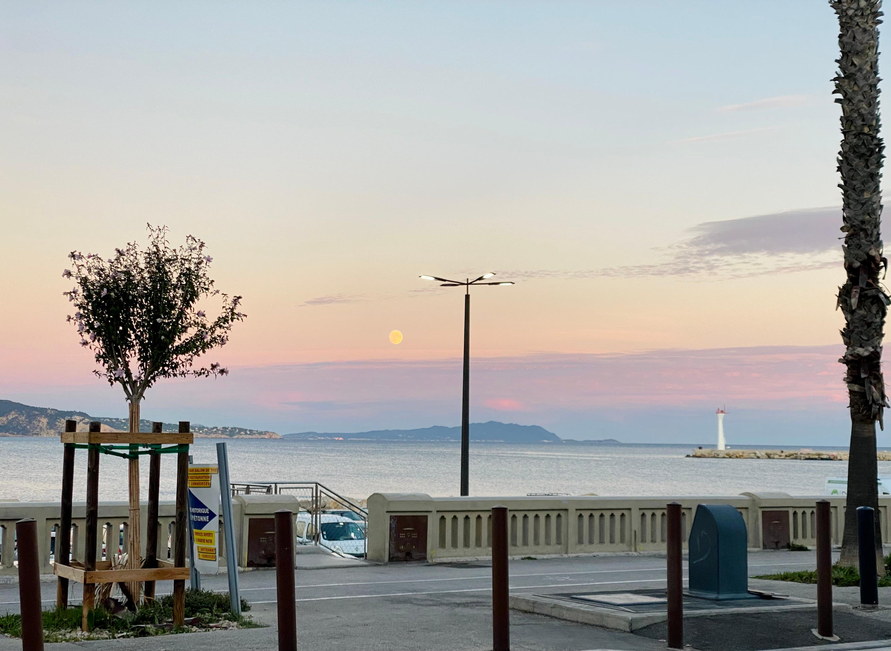 La Ciotat harbor as full moon was riding! 