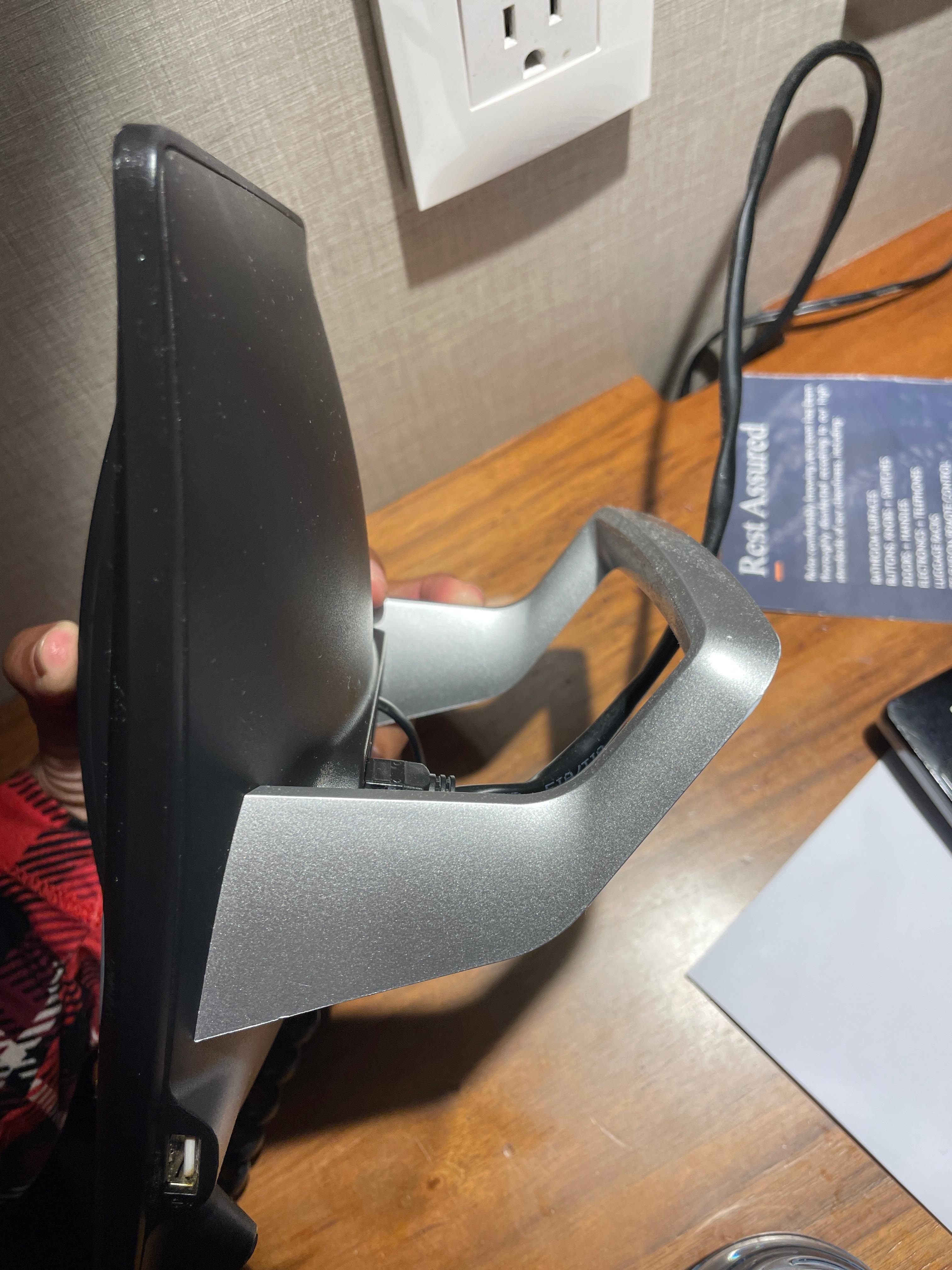 El l teléfono con  polvo en la parte trasera 