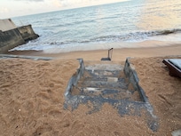 Les marches pour accéder à la plage de l’hôtel
