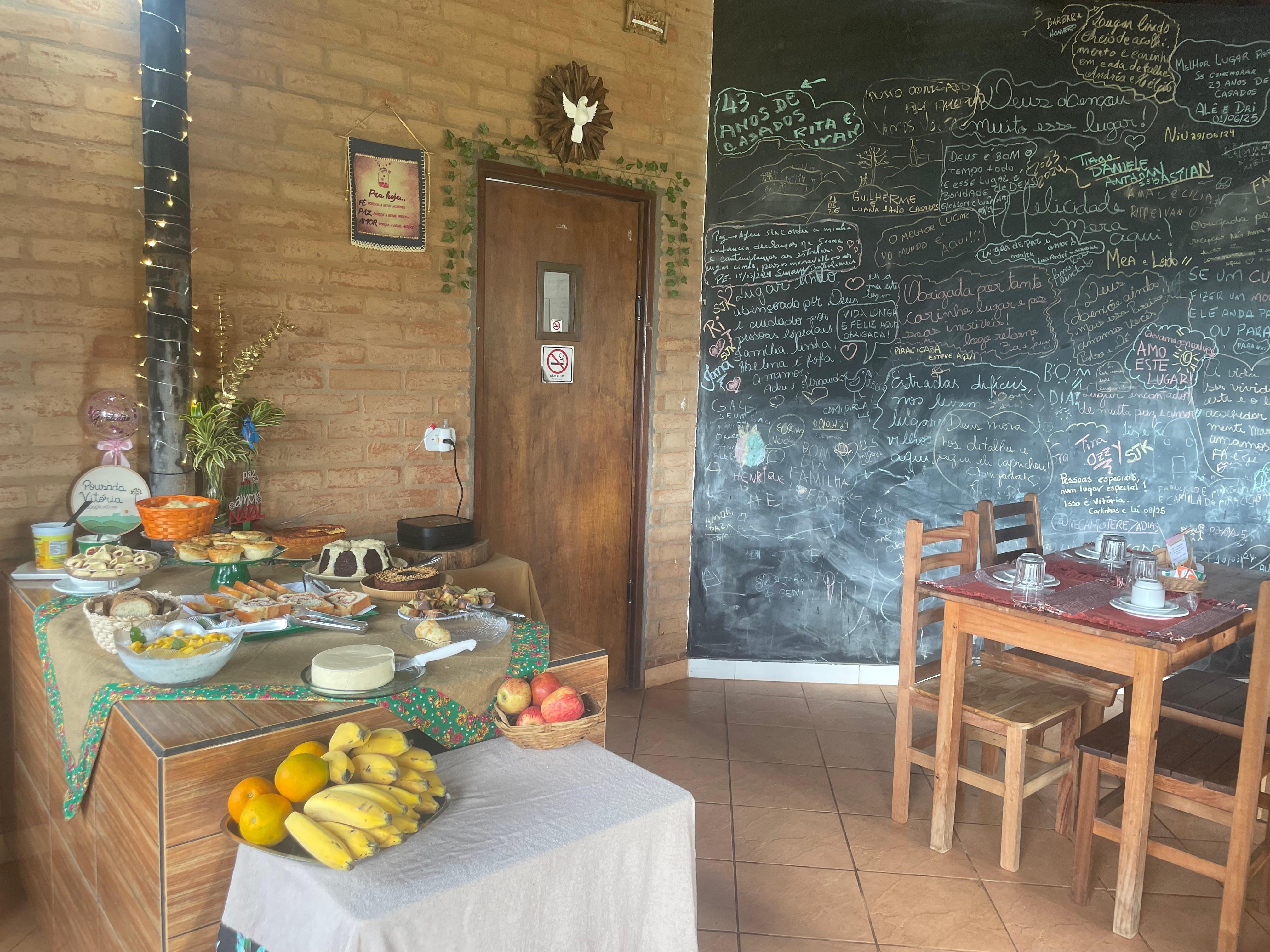 Balcão de café da manhã tudo fresquinho, caseiro e bem elaborado 