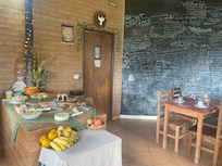 Balcão de café da manhã tudo fresquinho, caseiro e bem elaborado