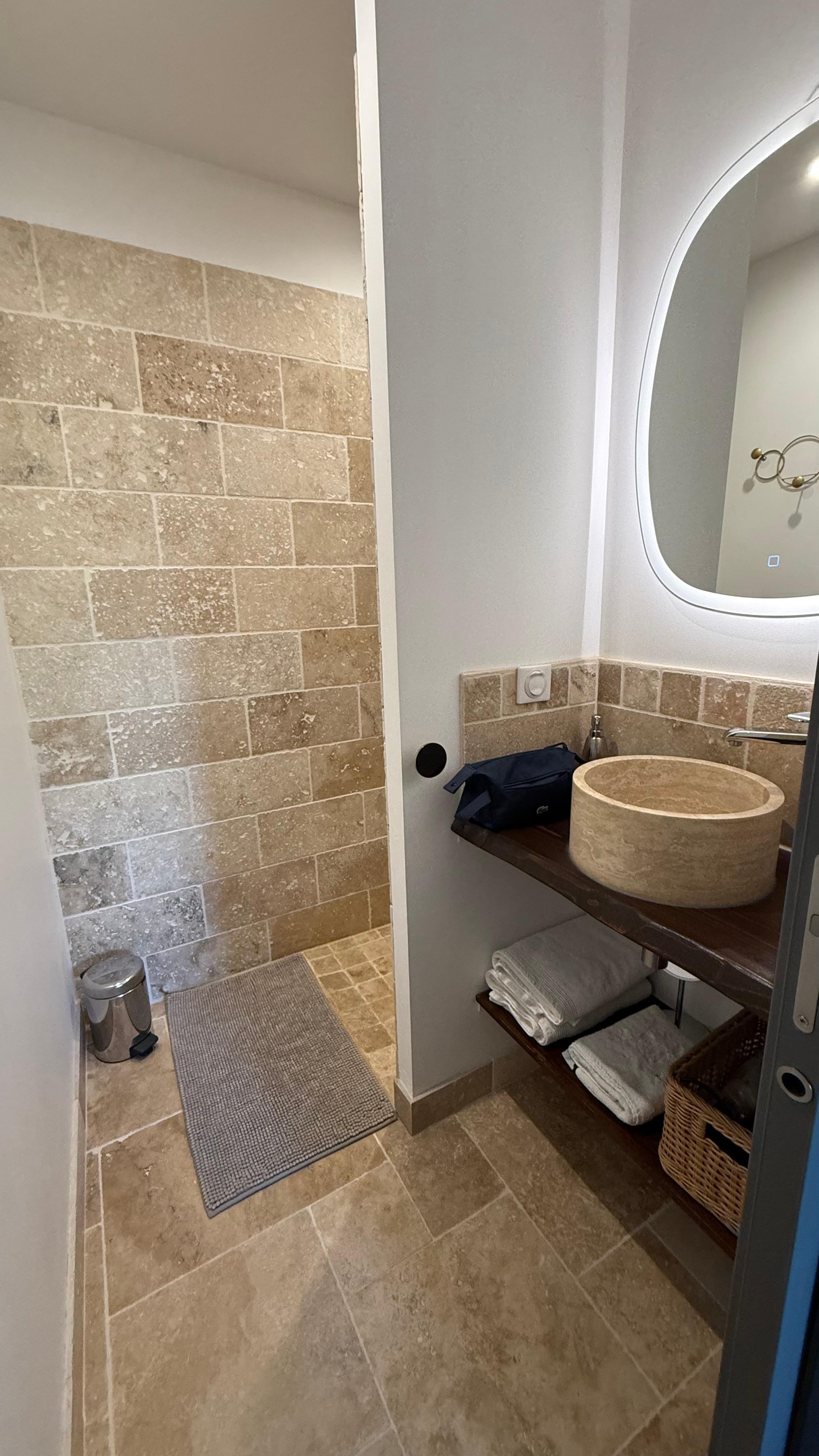 Belle salle de bain avec éclairages adaptés
