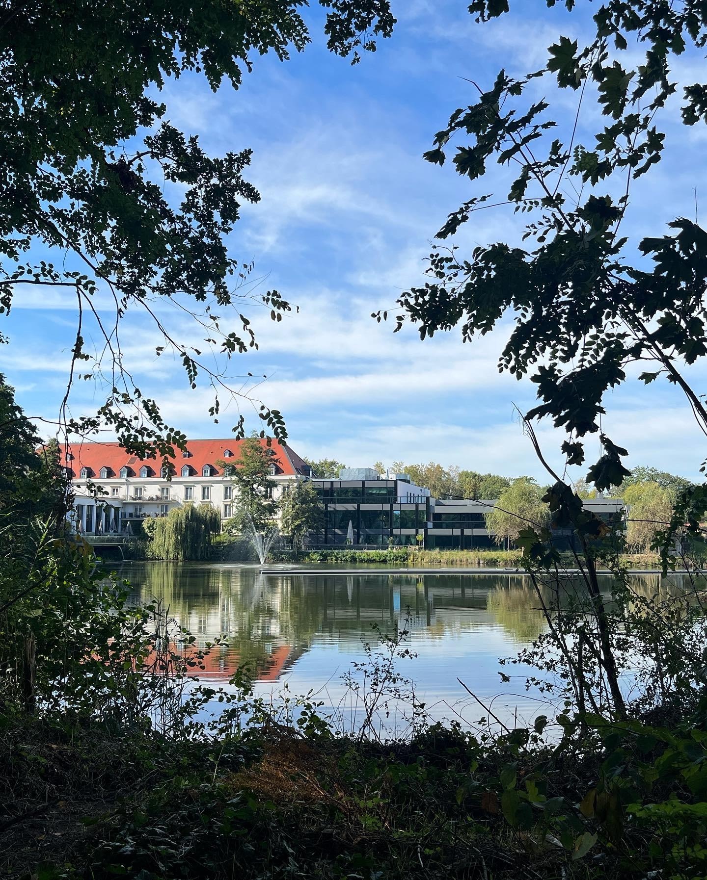 ガーデン内の池からホテルを撮影