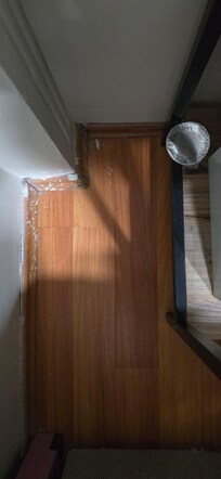 carta dello yogurt trovata a terra e mai tolta durante la vacanza dalle addette alla pulizia