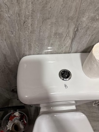 Brokend toilet button