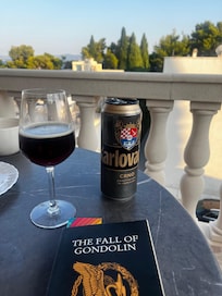 En öl på balkongen med överblick över havet och Hvar.