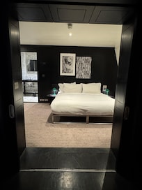 Stor dobbeltseng med et stort bad. Eget TV her inne også.