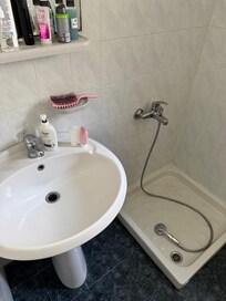 Douchebak is kleiner dan de gordijnrail waardoor de vloer om de bak nat wordt