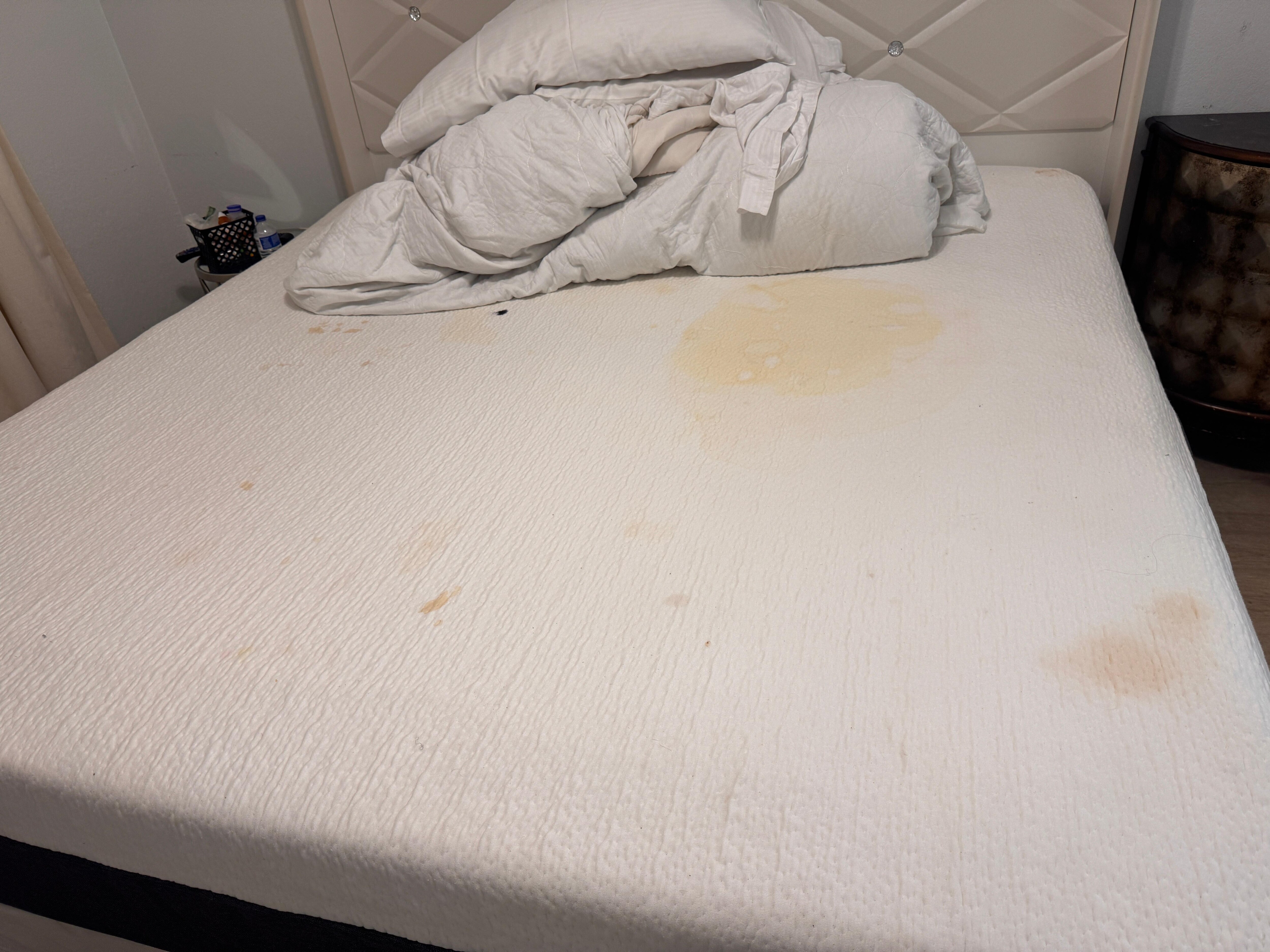 King bed, nasty and no mattress cover 