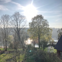Blick vom Balkon auf den See