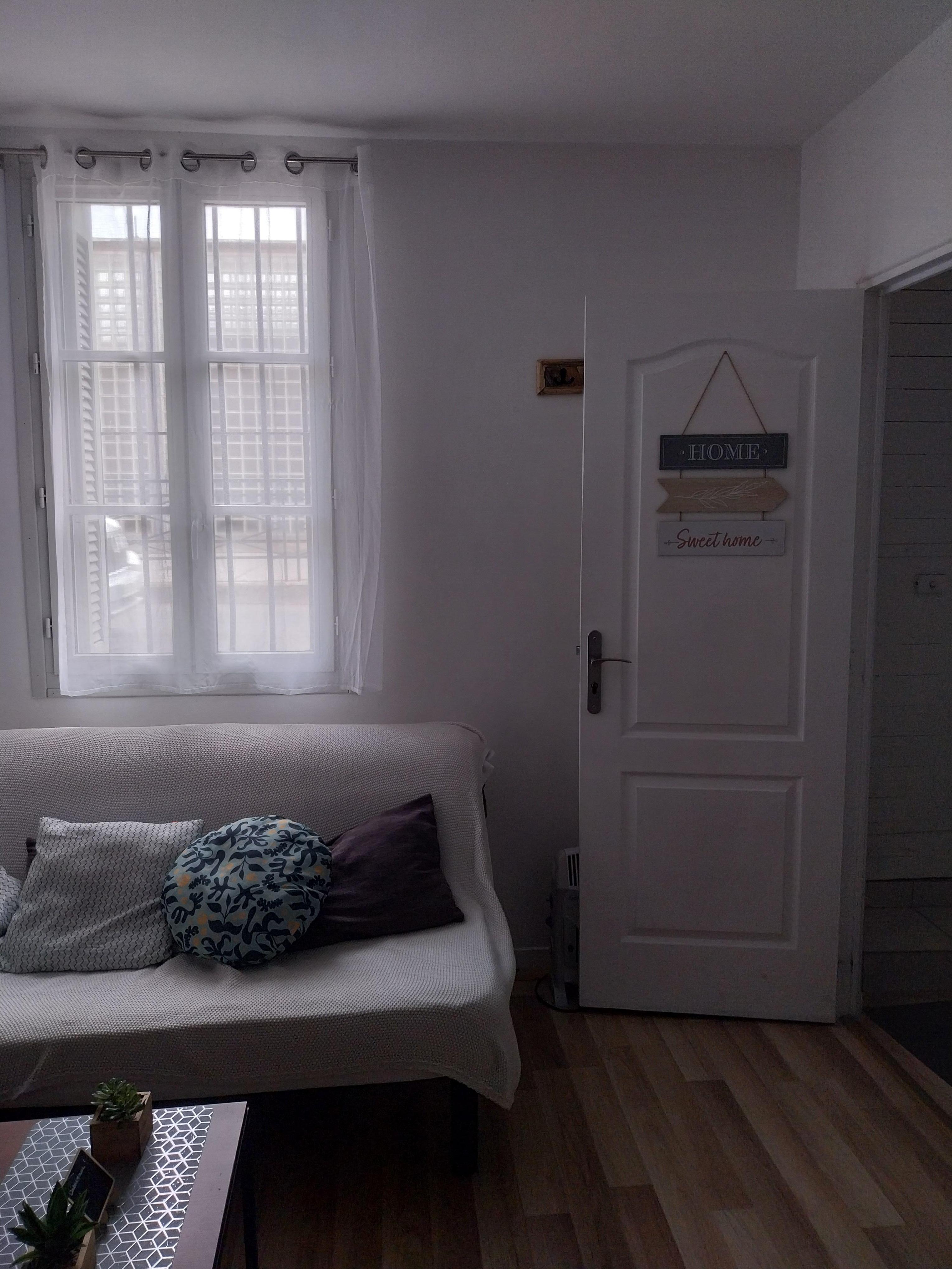 L'entrée de l'appart assez lumineuse le matin 