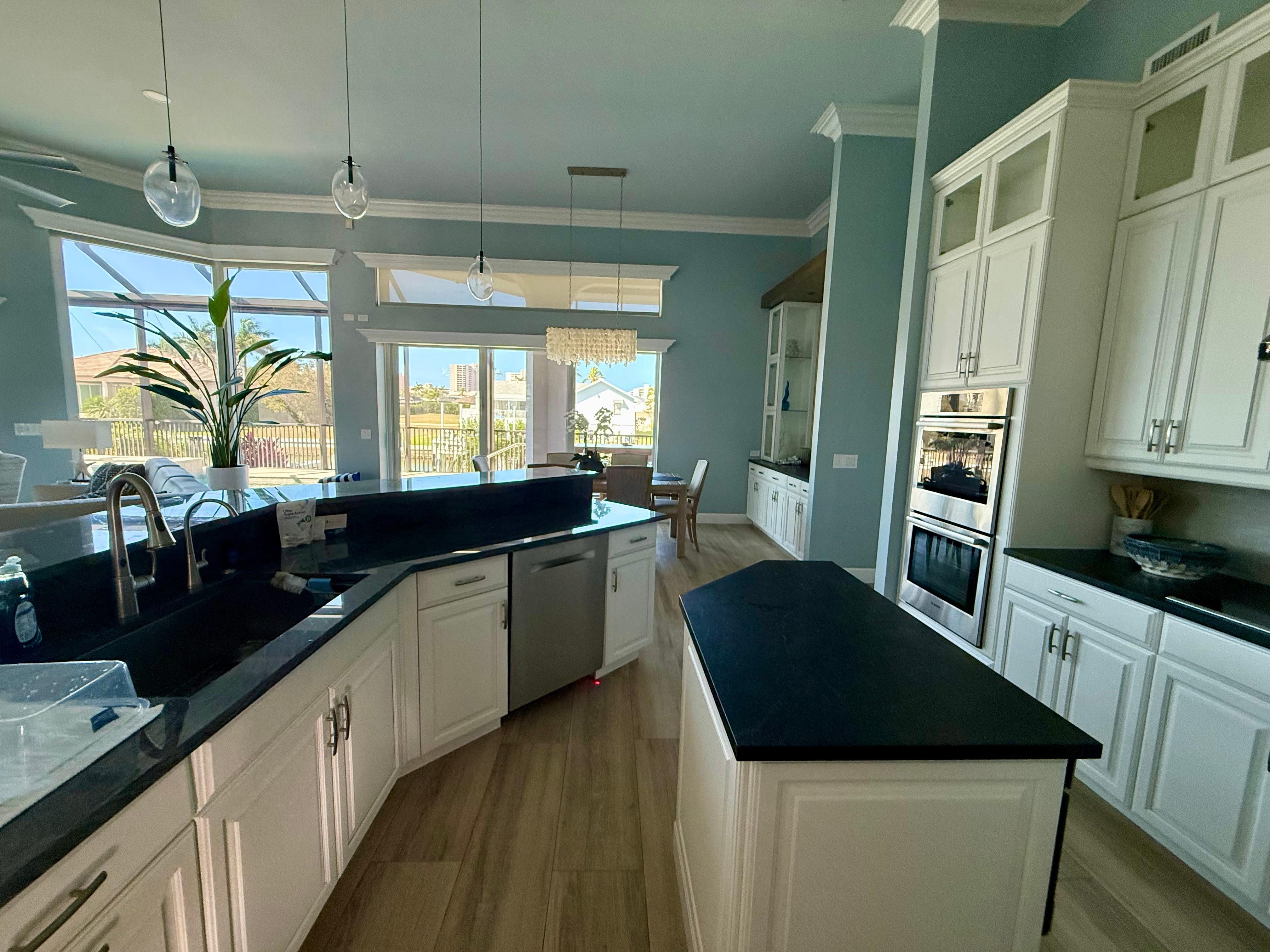 Very nice kitchen with all the upgrades!