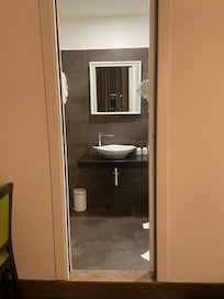 Banheiro dentro do quarto