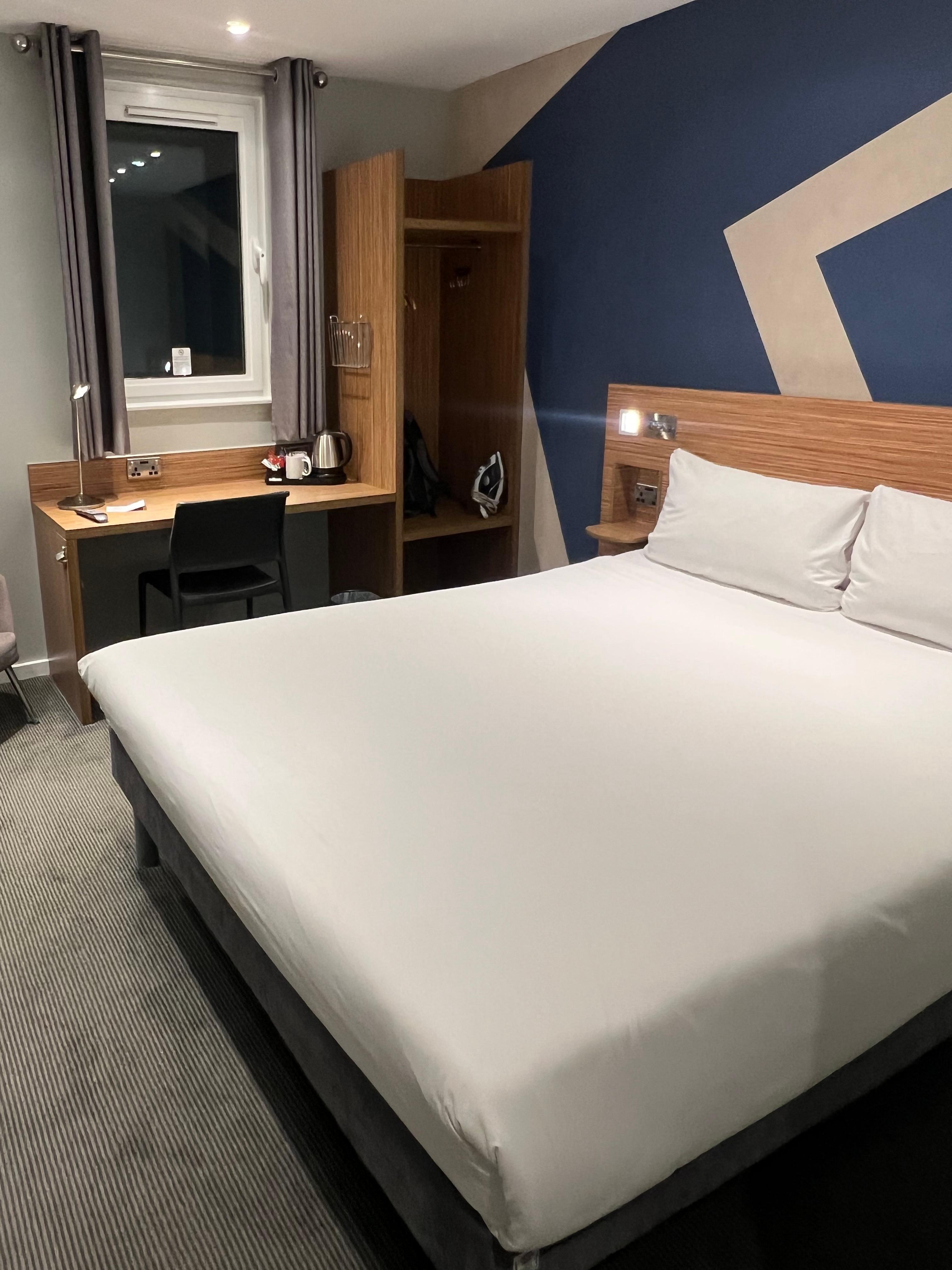 一個大的雙人床