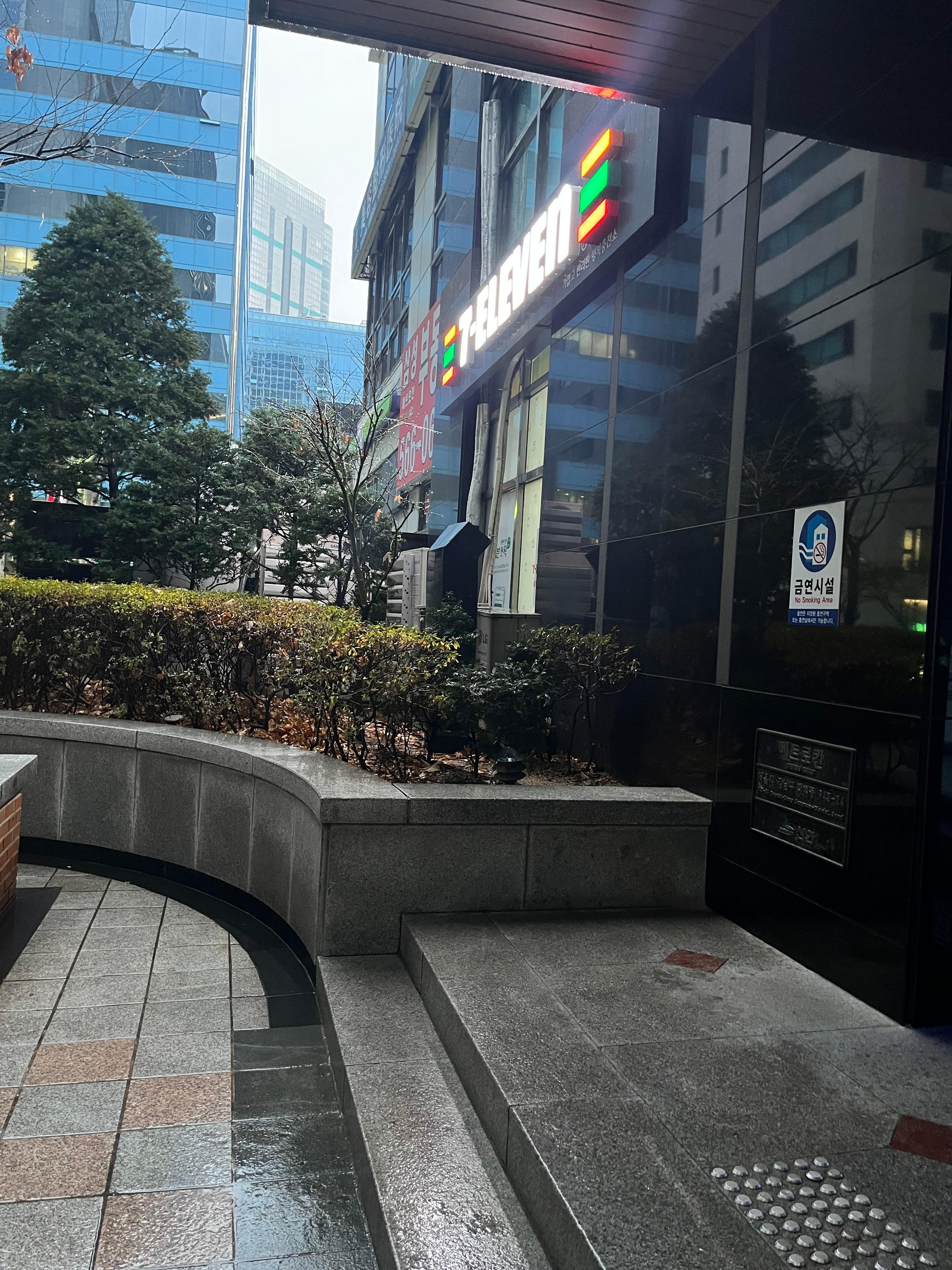 一階にセブンイレブンがあり便利です