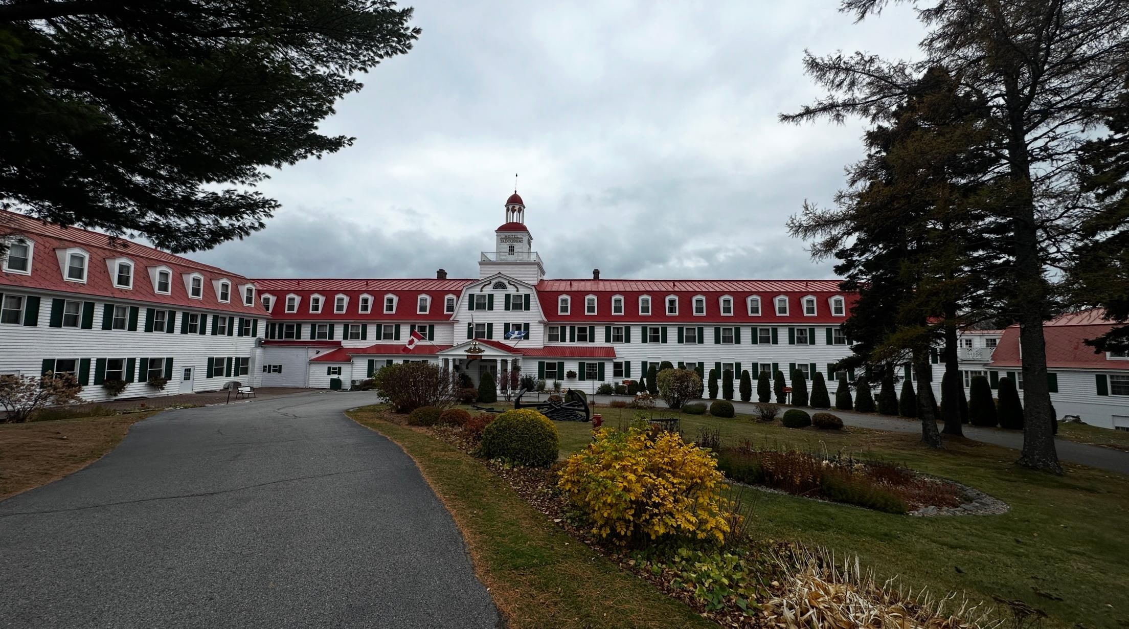Blick auf das Hotel und die Reception