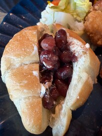 焼きたて塩パンにおすすめされたバターとあんこをはさんでたべました