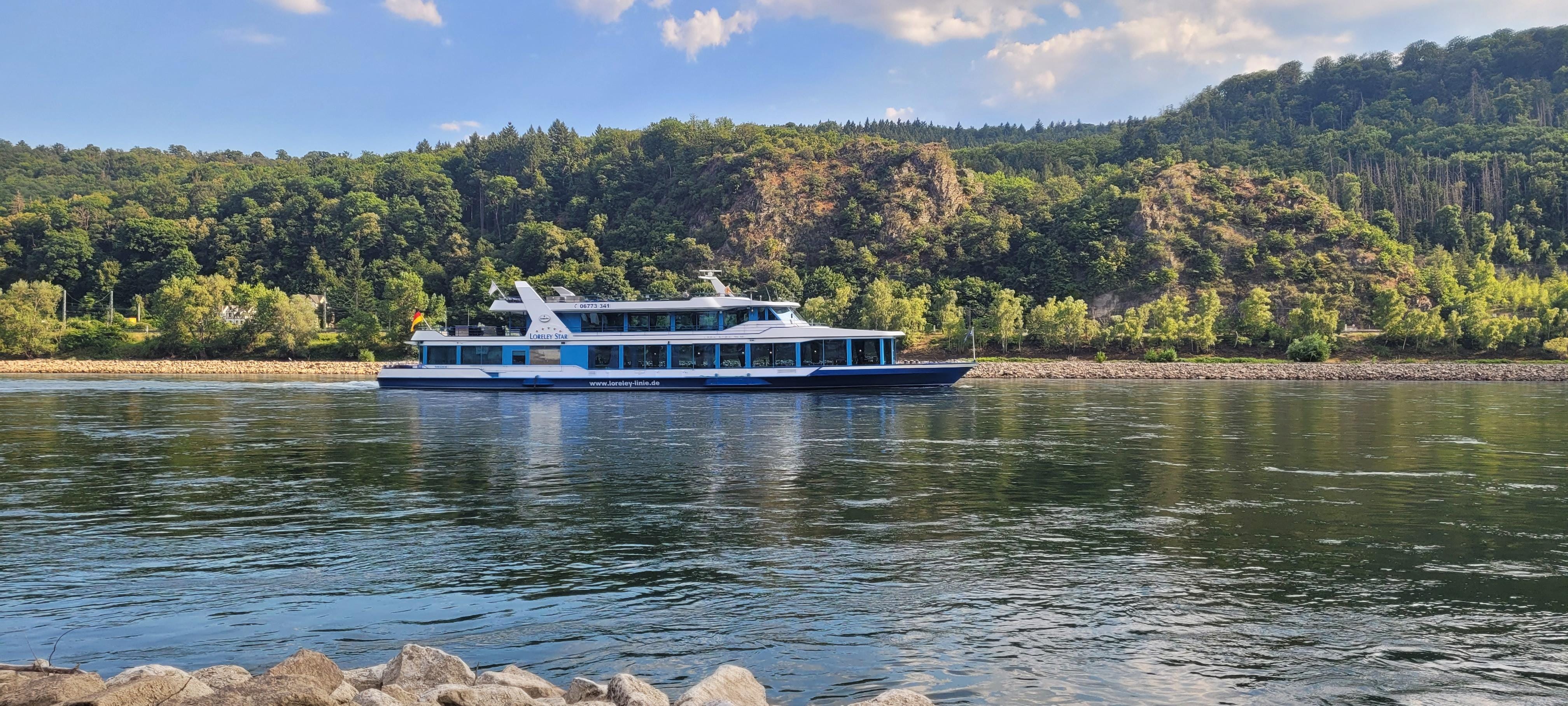 Ausflugsschiff für Rundfahrten