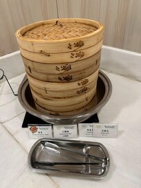 蒸饅頭が数種類と焼売が熱々で提供された