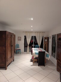 Photo de la salle à manger qui n'était pas visible sur l'annonce de location