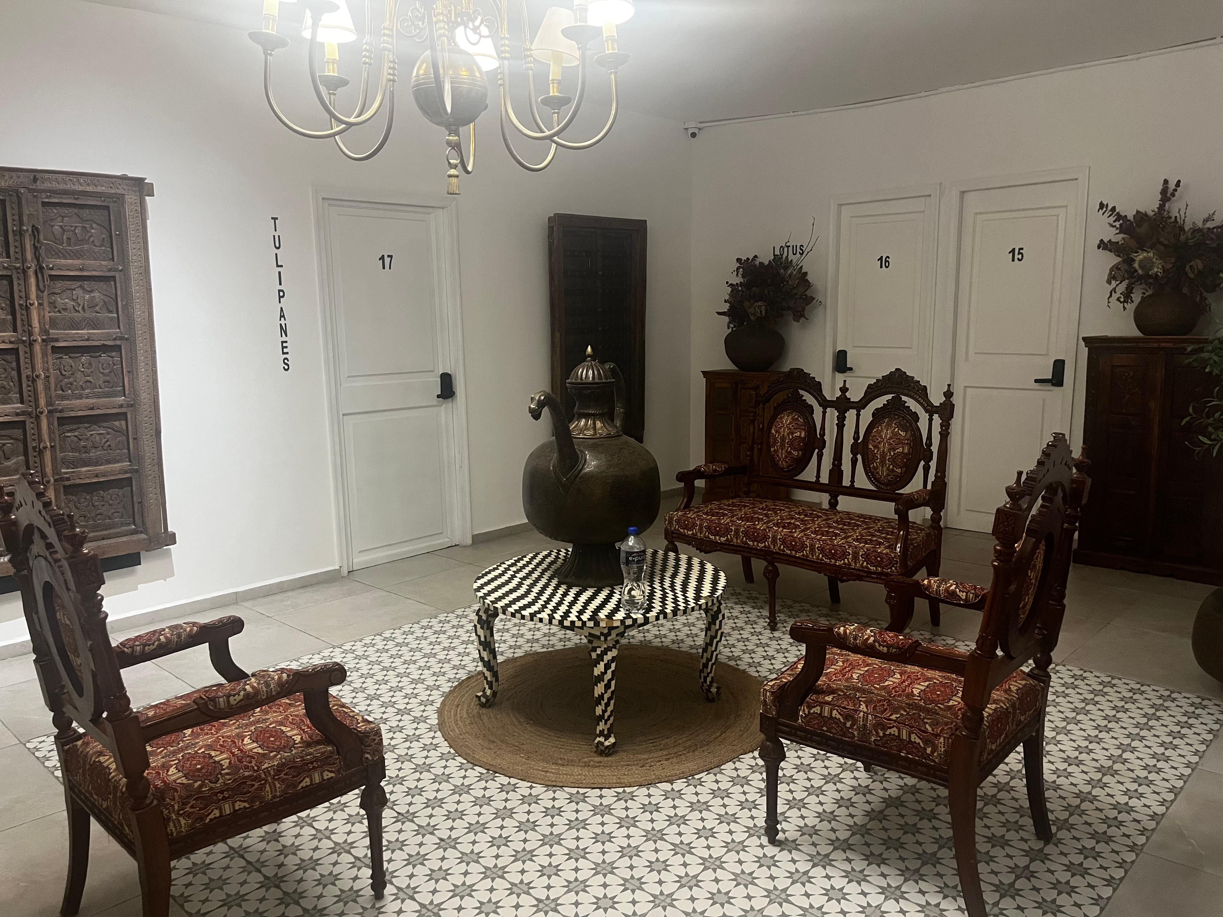 Petit salon sur le palier du premier étage sur lequel débouche plusieurs chambres 