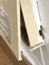 offene Abdeckung Stromverteiler im BAD (!!!)