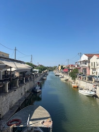 La rivière toute proche , avec ses restaurants de poissons fraîchement péchés.