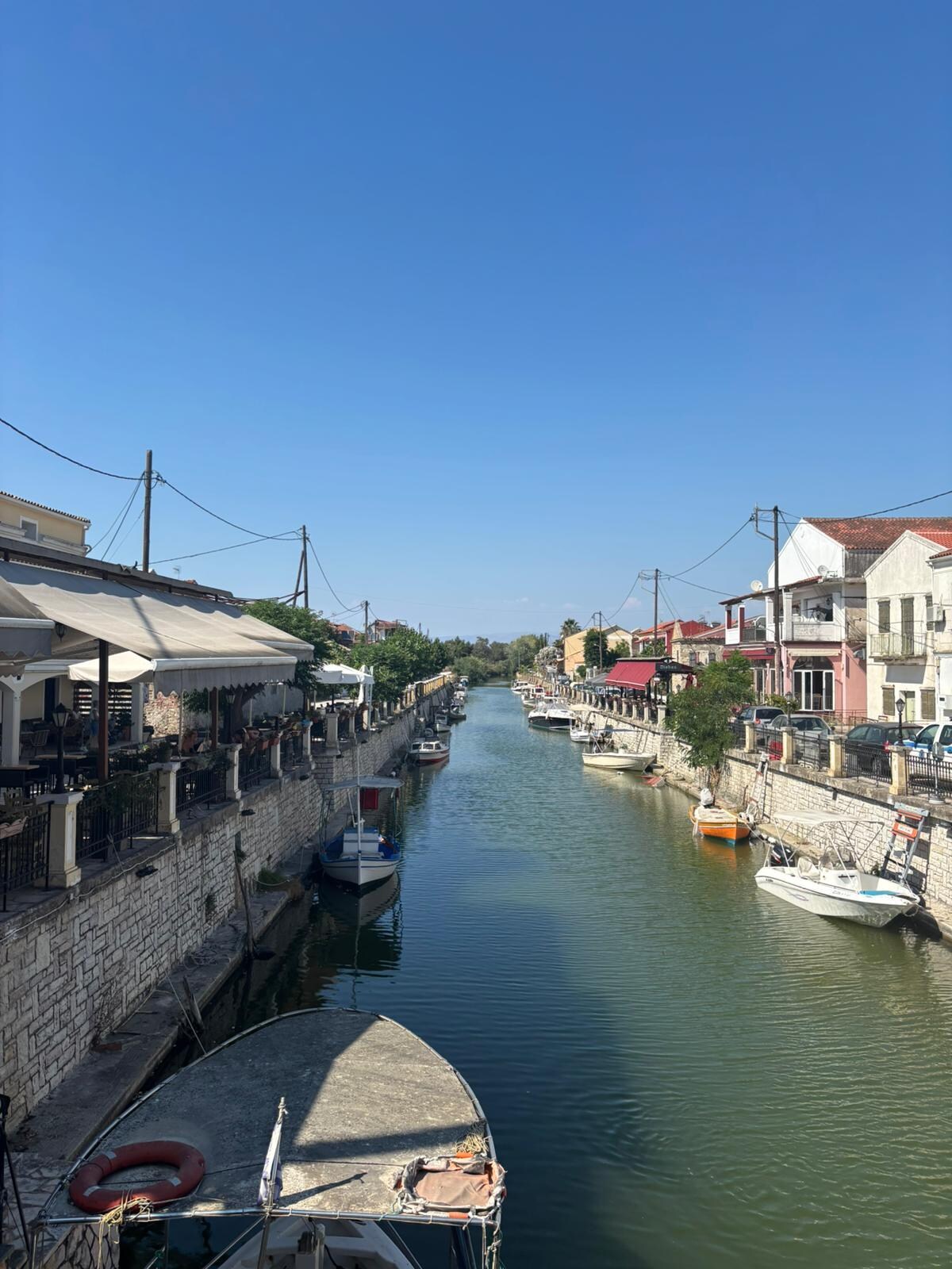 La rivière  toute proche , avec ses restaurants de poissons fraîchement péchés. 