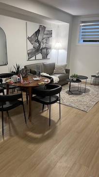 Dining table / living room