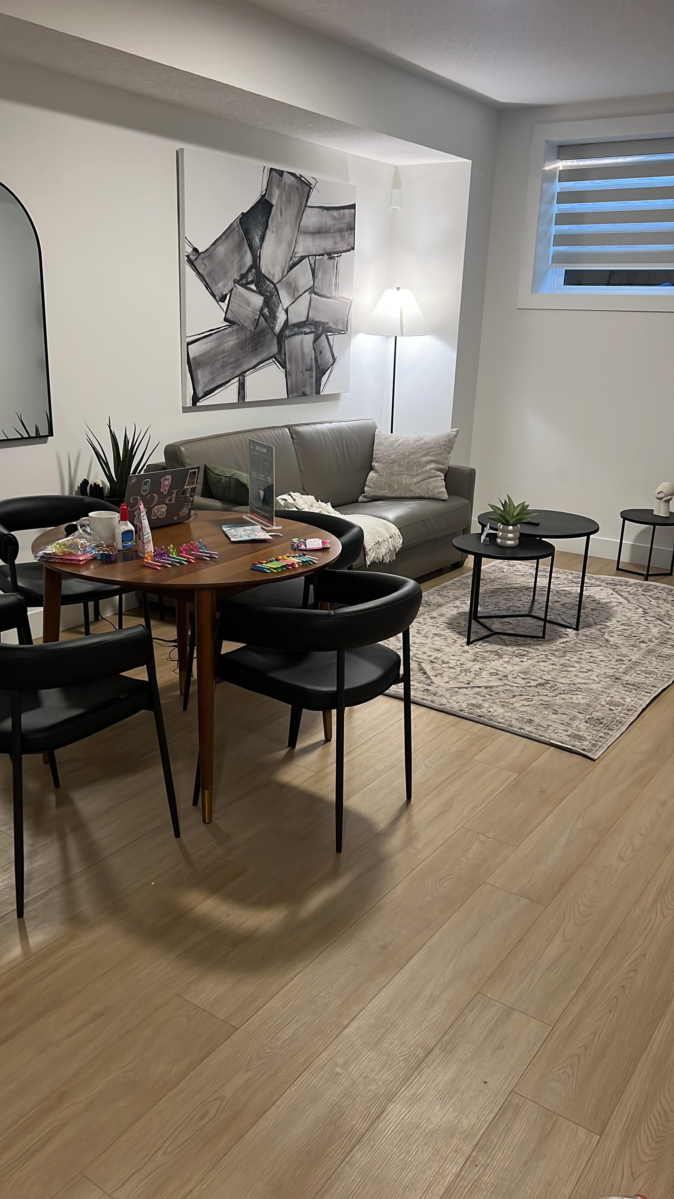 Dining table / living room 