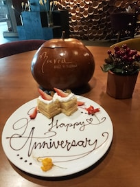 El mesero Angel, excelente servicio y atención. El detalle de nuestro aniversario. Un momento especial.