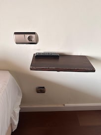 Mesa de cabeceira única no quarto.