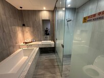 샤워부스와 화장실이 유리벽으로 구분되어 있음