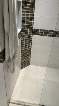 Banheiro sem porta no chuveiro