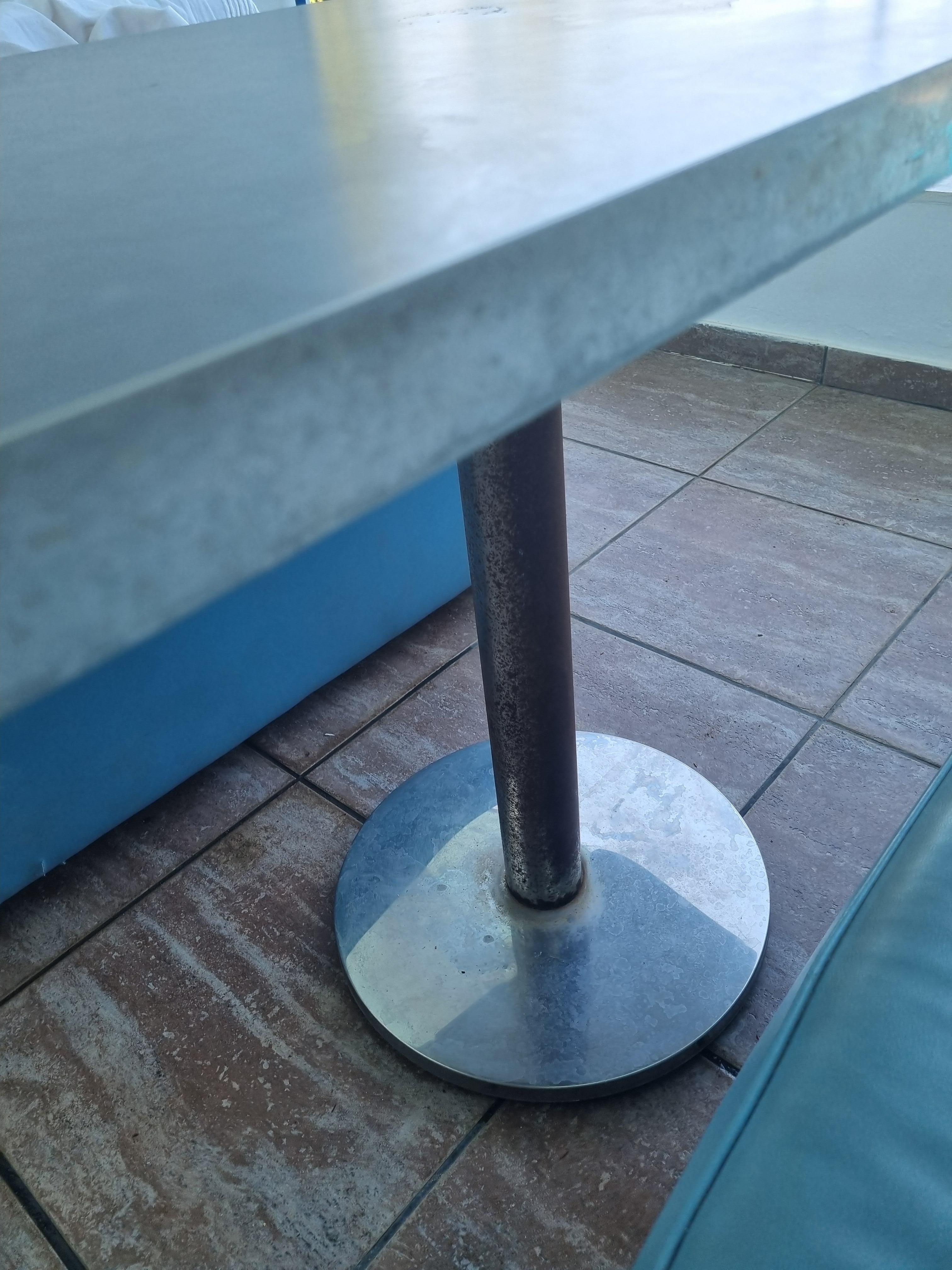 Pied de table rouillée