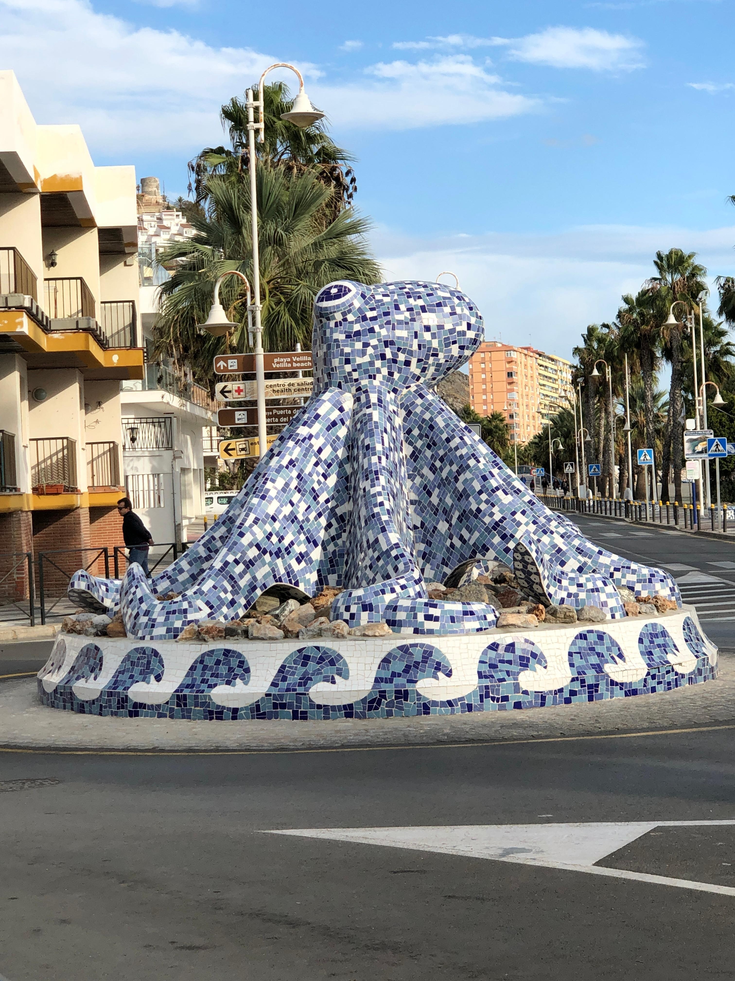 Bleksprut i rundkjøring Gaudi inspirert