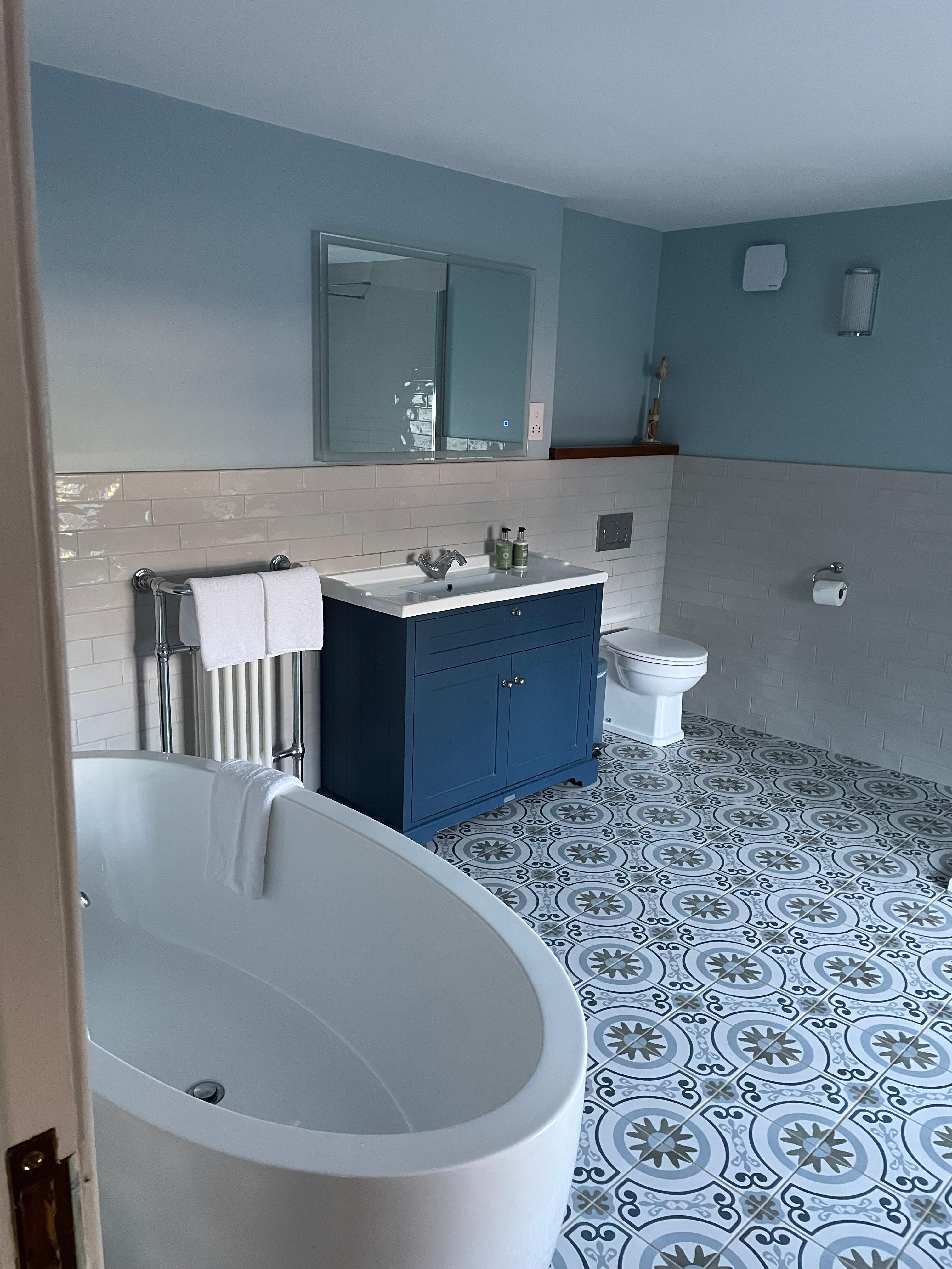 Very spacious bathroom 