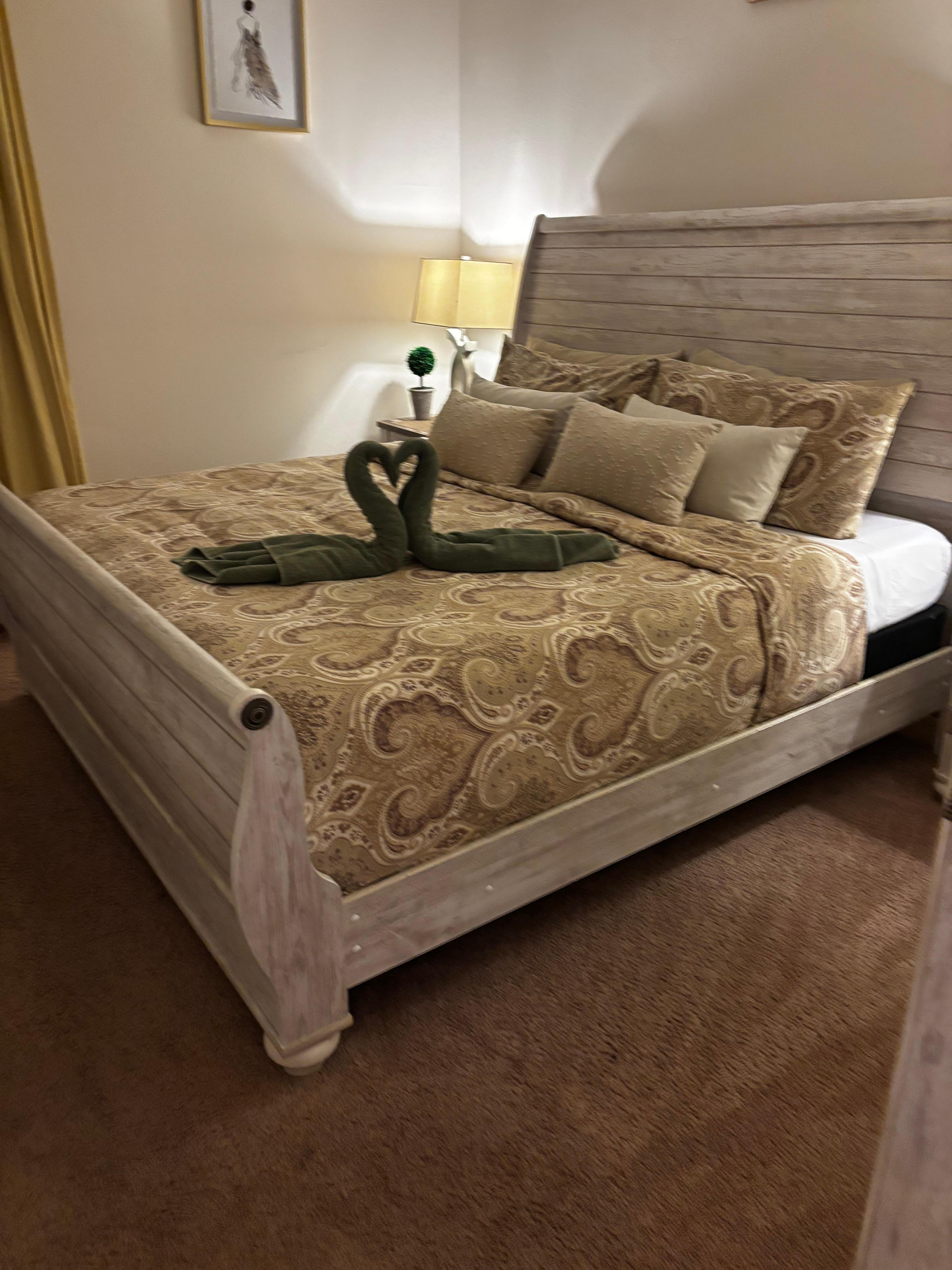 Beautiful very large bed with swan/heart towels ( lots of care and attention to cleanliness a details)