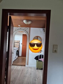 Wasruimte. Met toegang tot badkamer .hal met bureau.