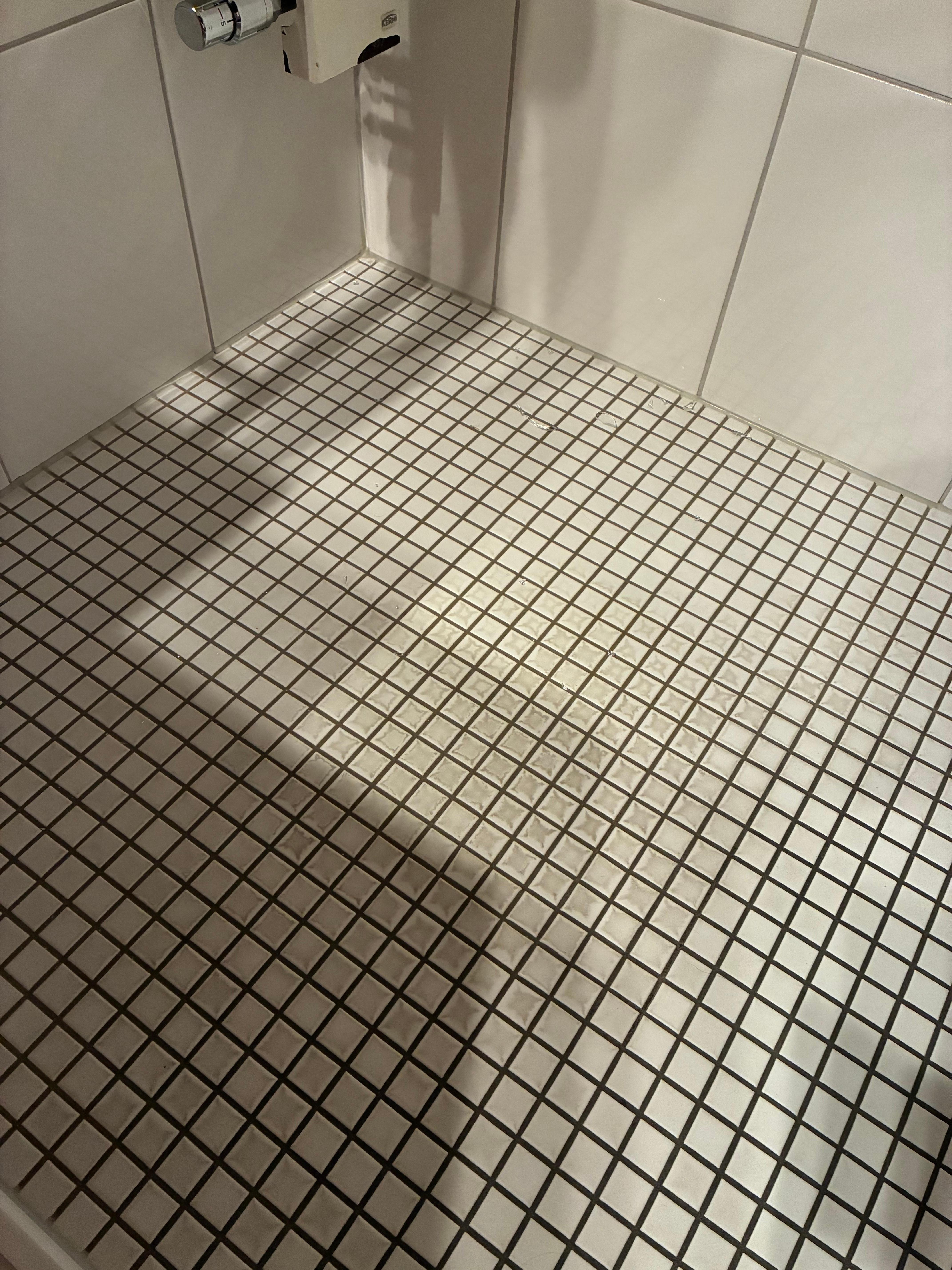 Scherben in der Duschkabine