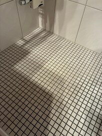 Scherben in der Duschkabine