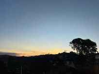 Imagem do pôr do sol da janela do quarto