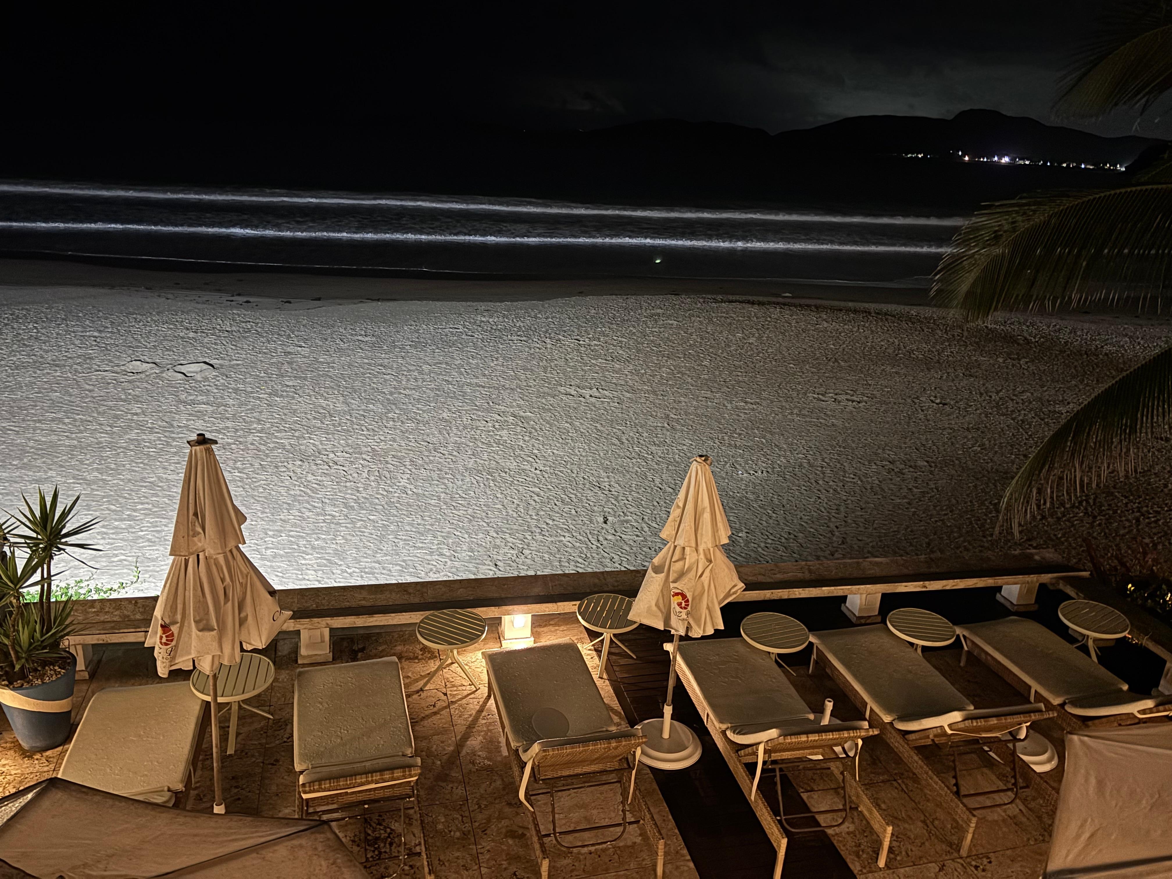 Vista do quarto à noite.