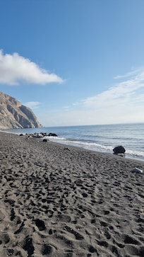 Blick vom Strand auf den Berg